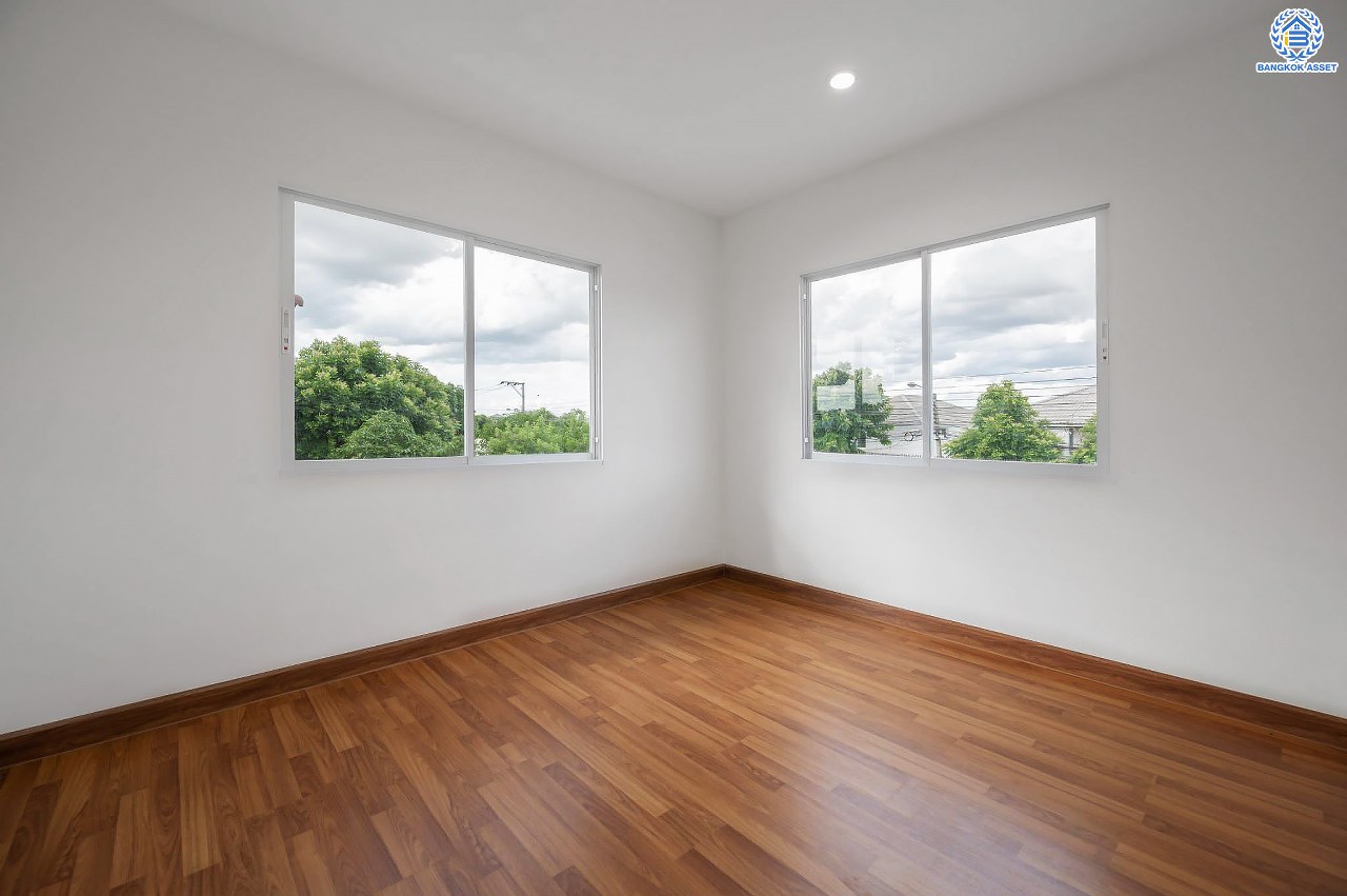 บ้านมือสองตกแต่งใหม่ โครงการ พฤกษ์ลดา2 บางใหญ่ เนื้อที่ 55 ตร.ว. ฟังก์ชัน 4 ห้องนอน 2 ห้องน้ำ 1 ที่จอดรถ บนทำเลดี เชื่อมต่อหลายเส้นทาง ใกล้รถไฟฟ้าสายสีม่วง "สถานีคลองบางไผ่" จุดขึ้นทางด่วน "กาญจนาภิเษก" และห้างสรรพสินค้าเซ็นทรัลเวสต์เกต